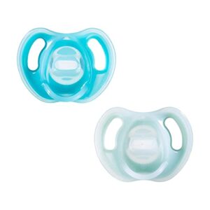 Tommee Tippee Ultra-light Soothers, 6-18 months, 2 pack of one piece silicone, BPA free soothers, Assorted Colours